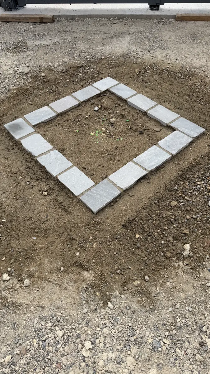 Pavés posés en carré sur un sol préparé