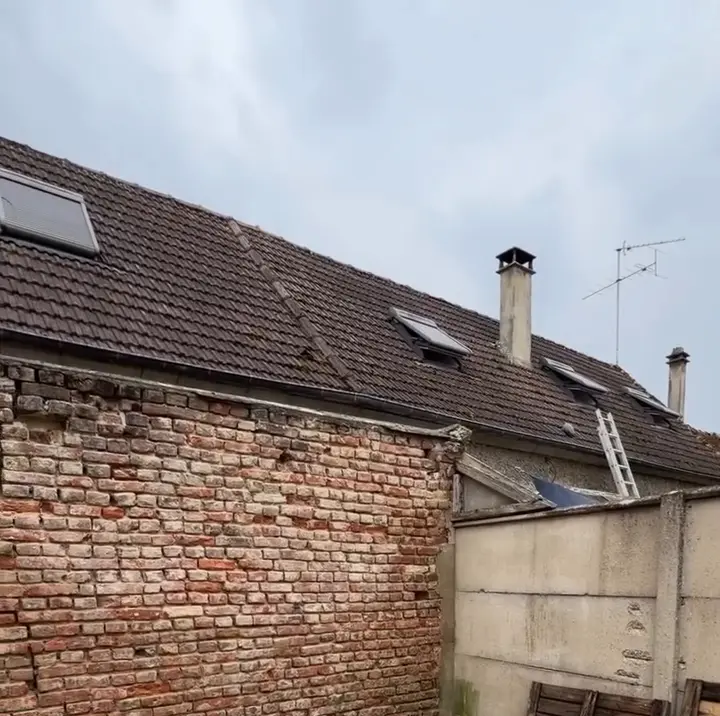 Briques de remplacement posées dans le mur