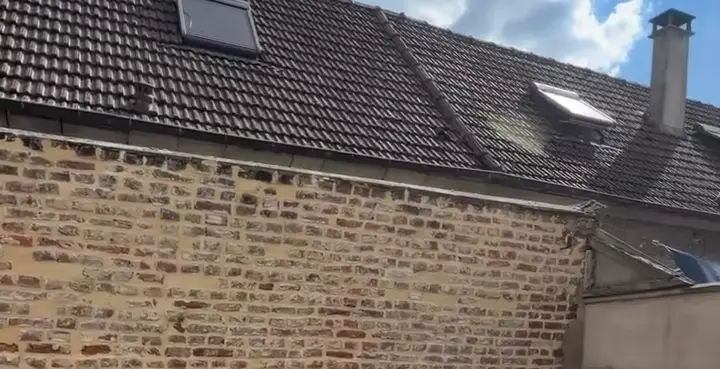 Le mur rejointoyé ton pierre, terminé