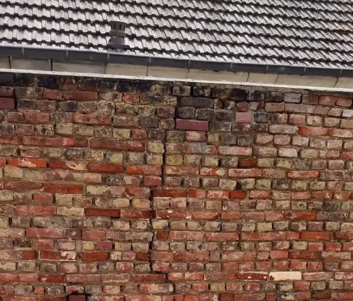 Le mur nettoyé, prêt pour les joints
