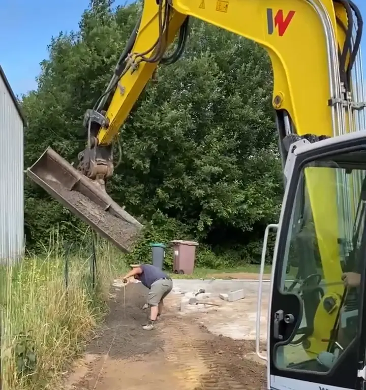 Béton de maintien coulé le long des bordures