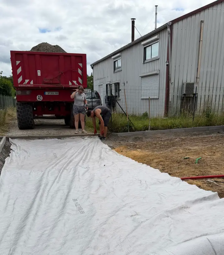 Géotextile déroulé sur le sol terrassé