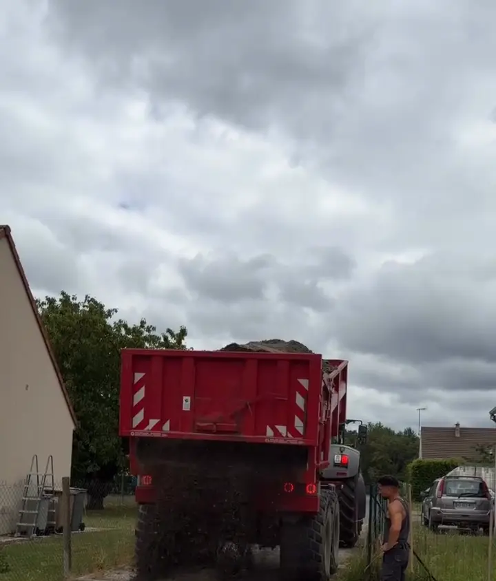 Camion qui vide la grave sur le géotextile