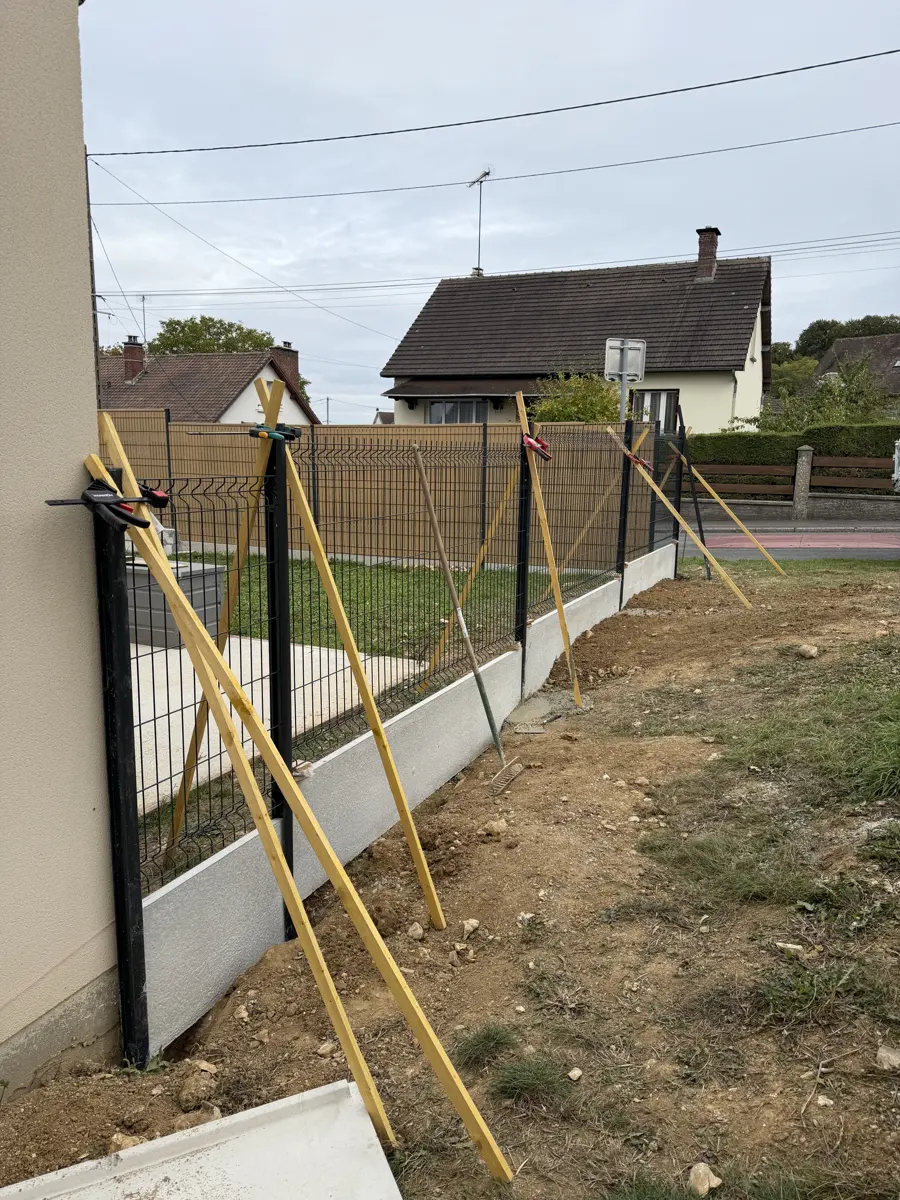 Poteau étayé au-dessus d'une plaque de soubassement en béton