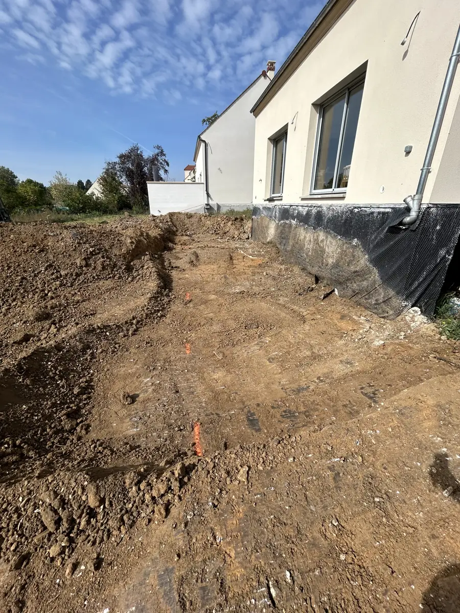 Terrain décaissé le long d'une maison neuve, avant l'aménagement