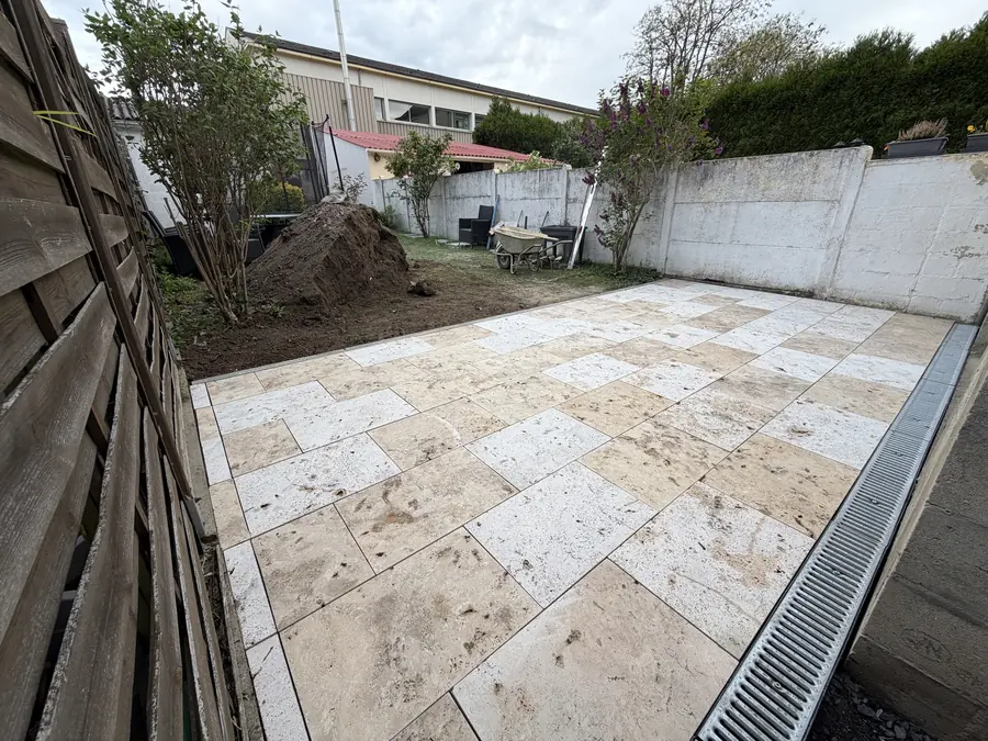 Terrasse en dalles claires terminée au pied d\'une maison