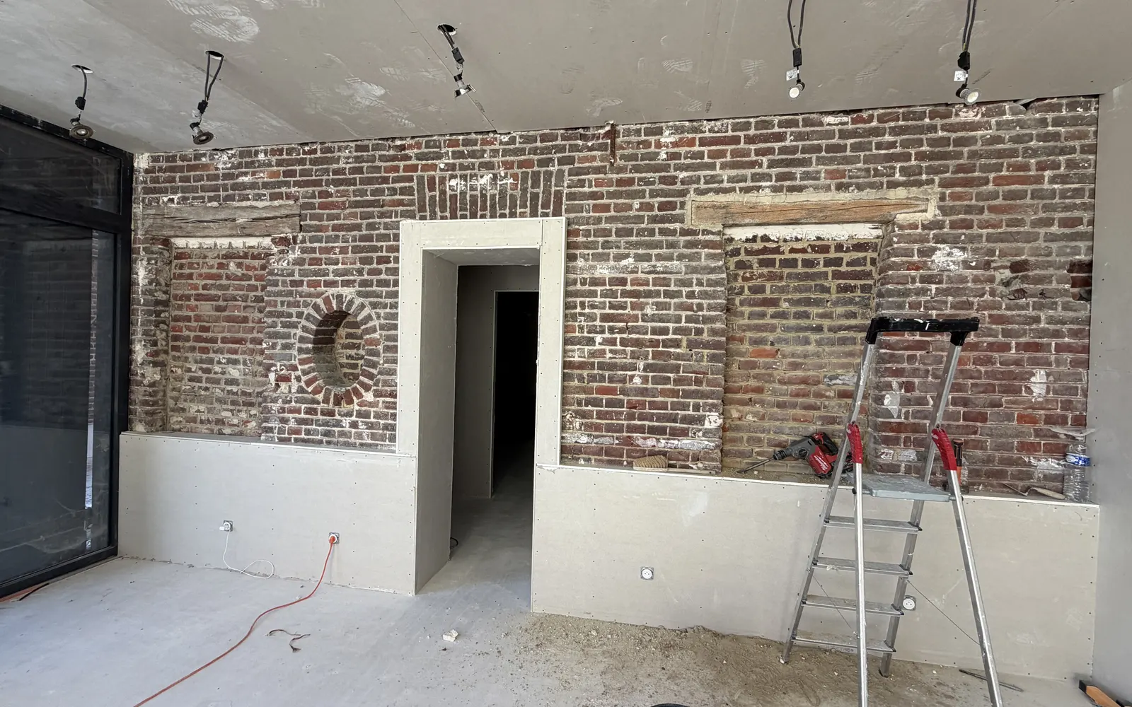 Avant : mur de briques aux joints effrités