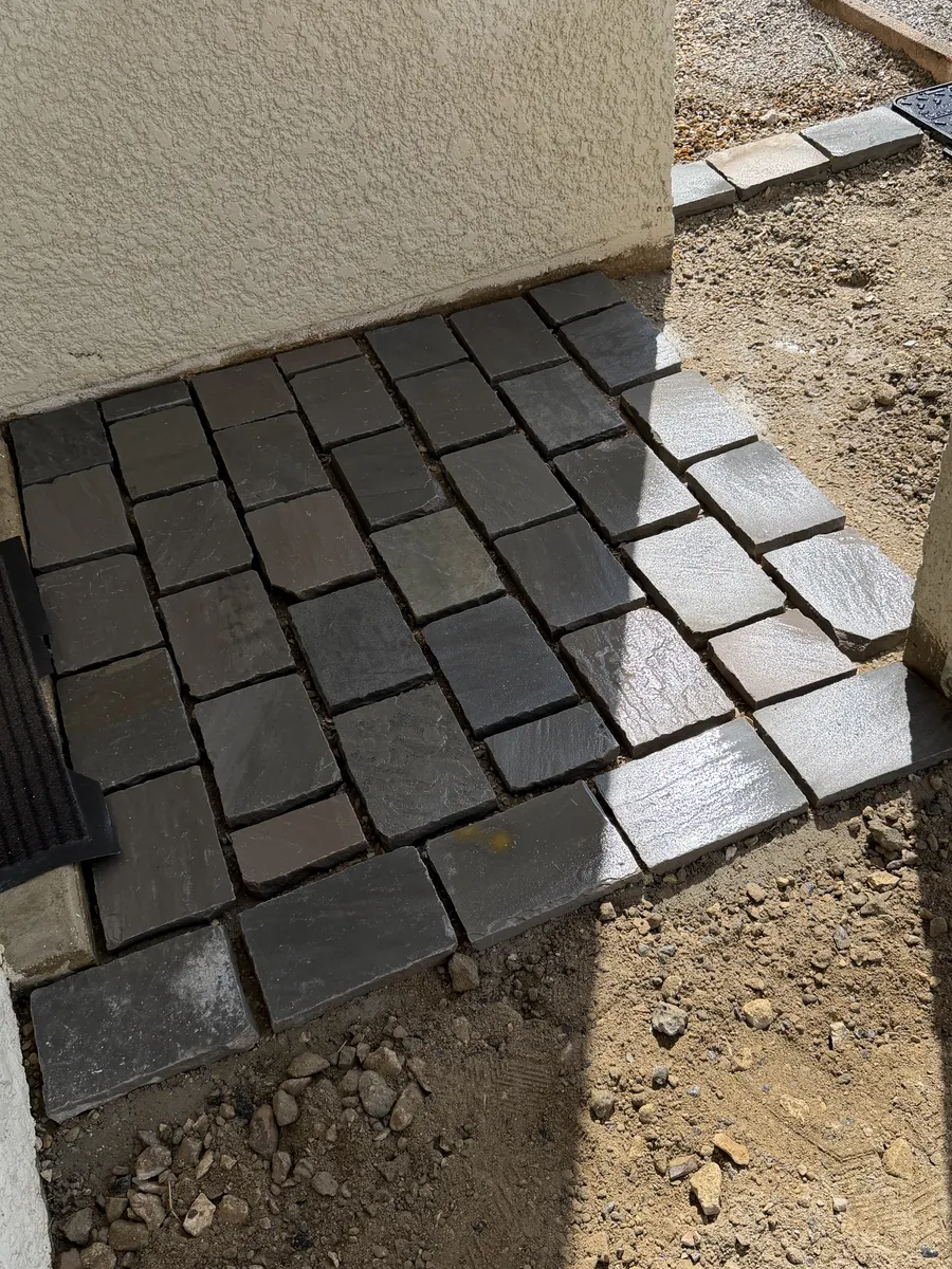 Détail de pavés anthracite et de pavés clairs