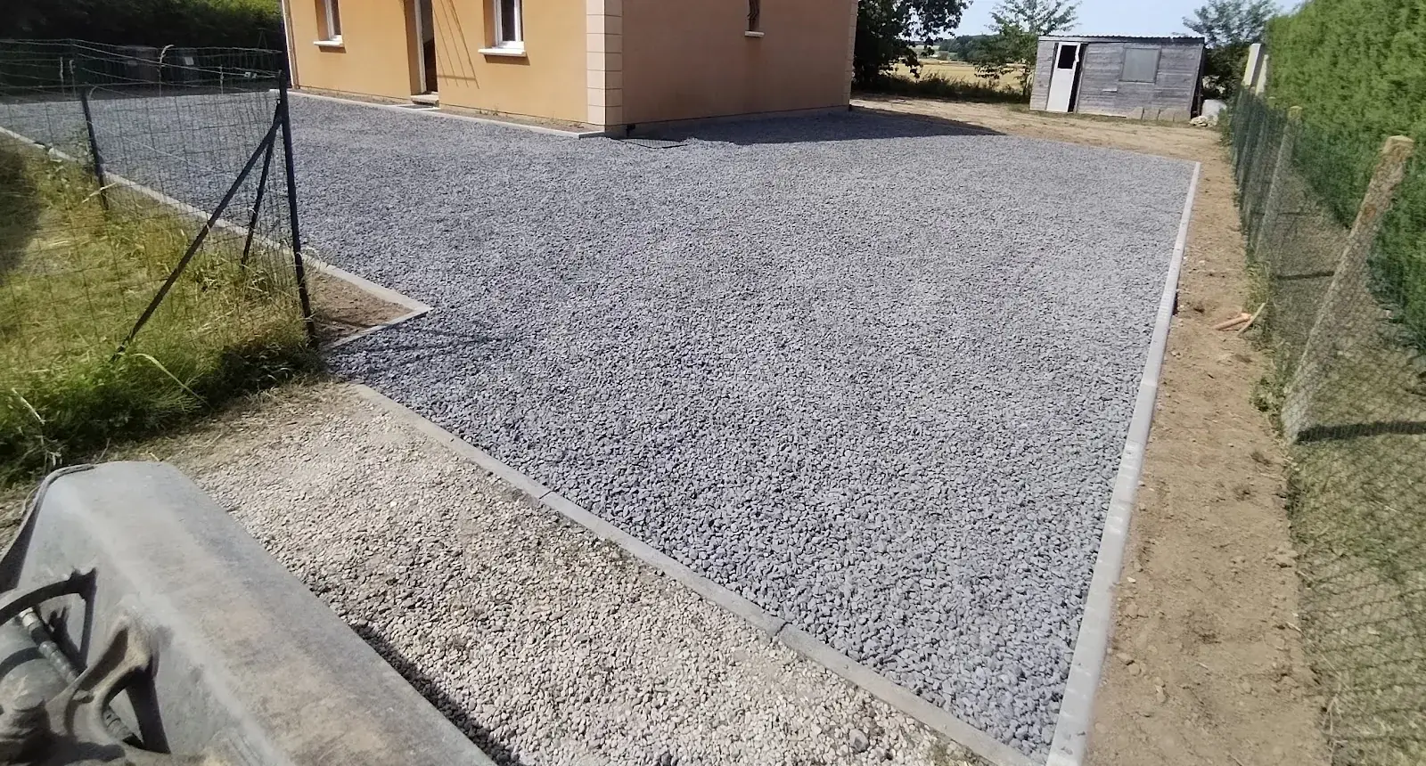 Après : stationnement en gravillons bordé de pavés devant la maison