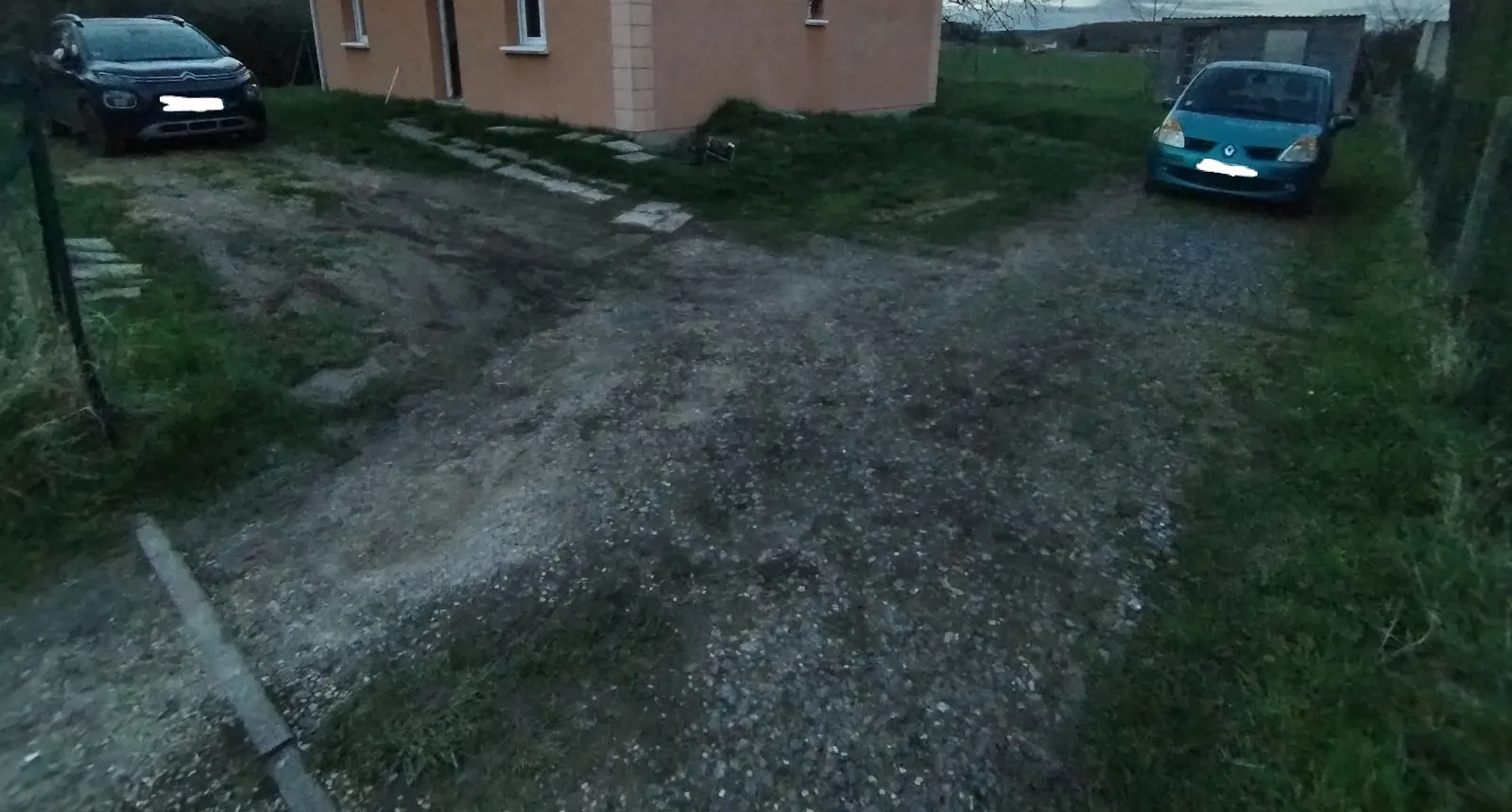 Avant : terrain en terre et herbe devant la même maison