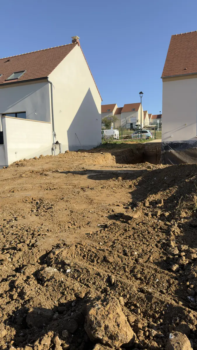 Terre décapée et remuée sur un grand terrain